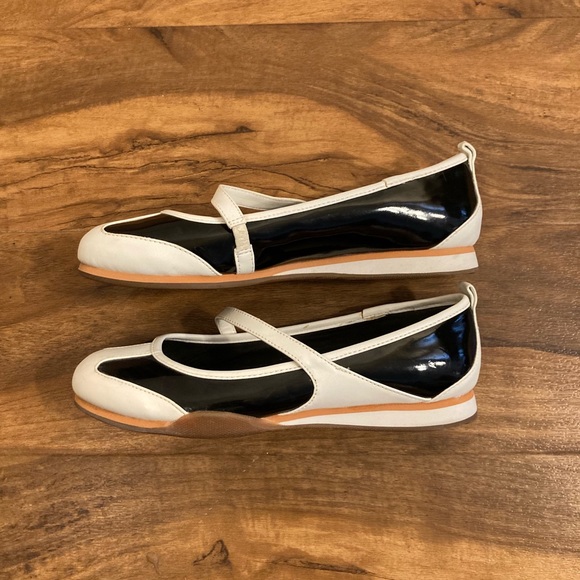 AJ Valenci flats - Picture 5 of 9